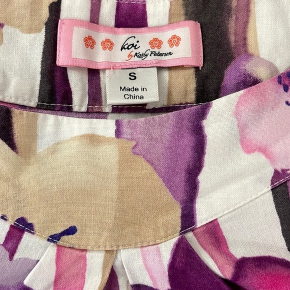 💰3 items for $25 🏷 Koi by Kathy Peterson Demi Scrub Top sz Small - Picture 10 of 14
